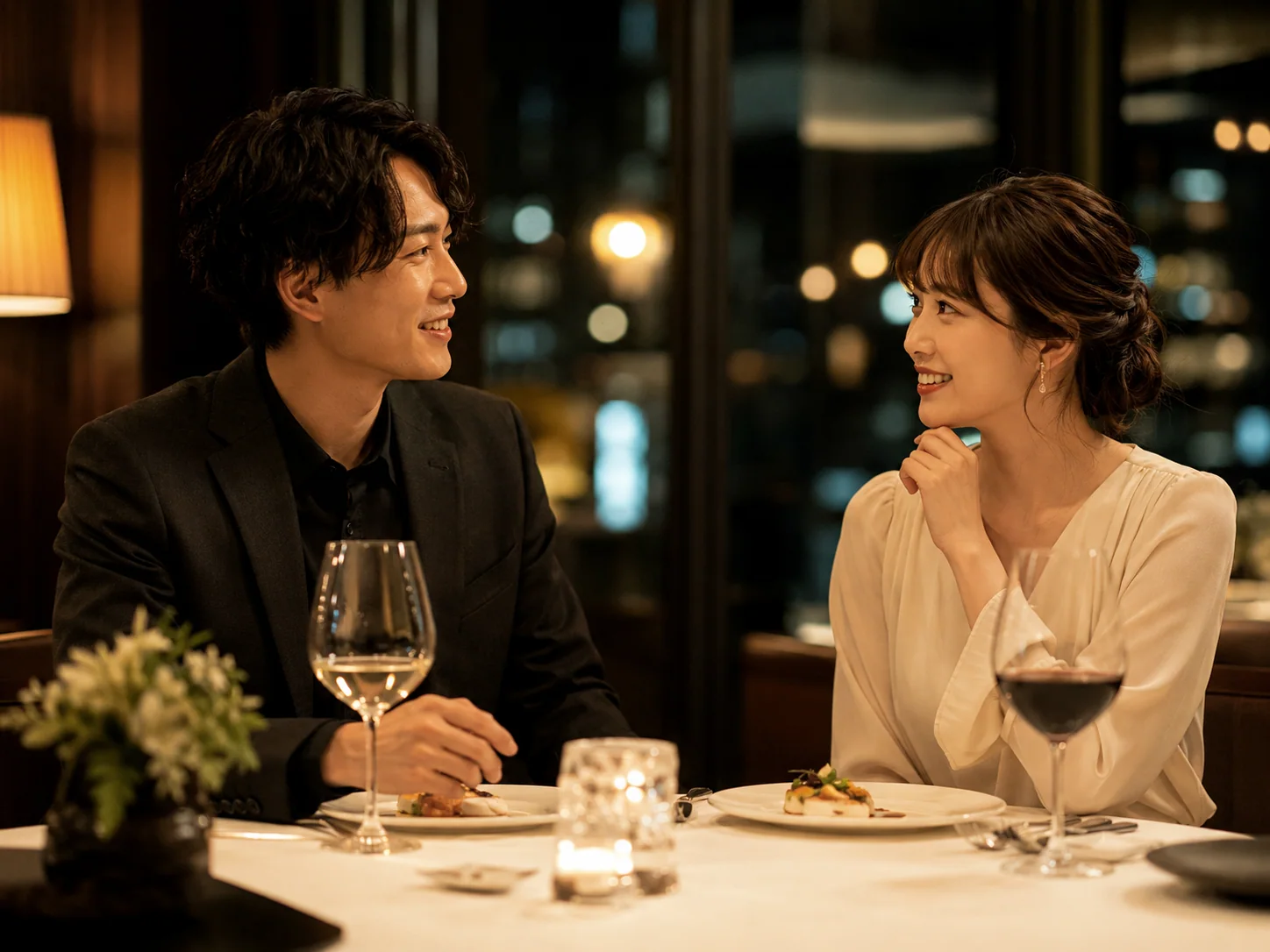 落ち着いたレストランで会話を楽しむ男女